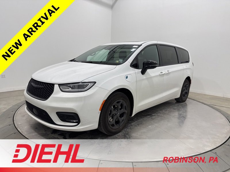 Used 2023 Chrysler Pacifica Limited w/ S Appearance Package image 3