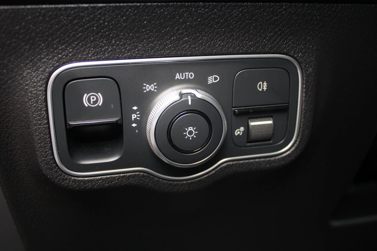 Used 2022 Mercedes-Benz EQB 300 4MATIC image 11