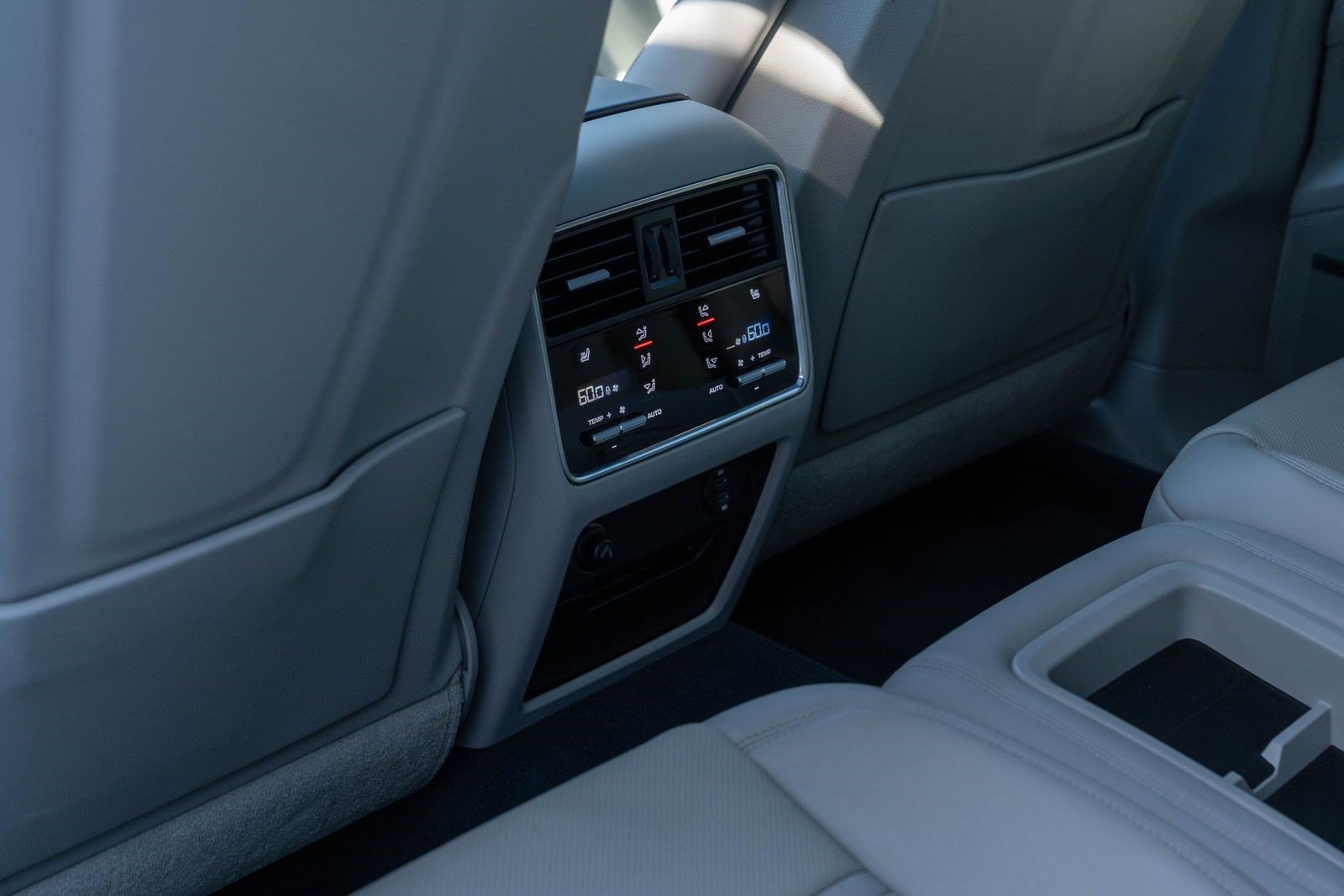 Certified 2023 Porsche Cayenne Turbo AWD/4WD image 36