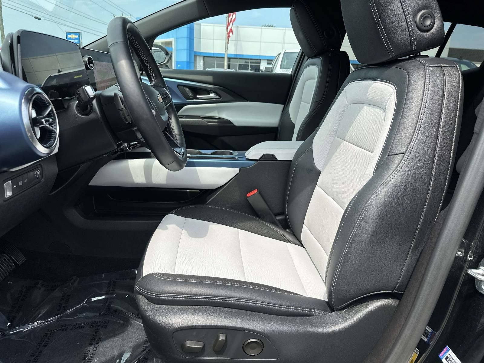 Certified 2024 Chevrolet Equinox EV LT FWD image 22
