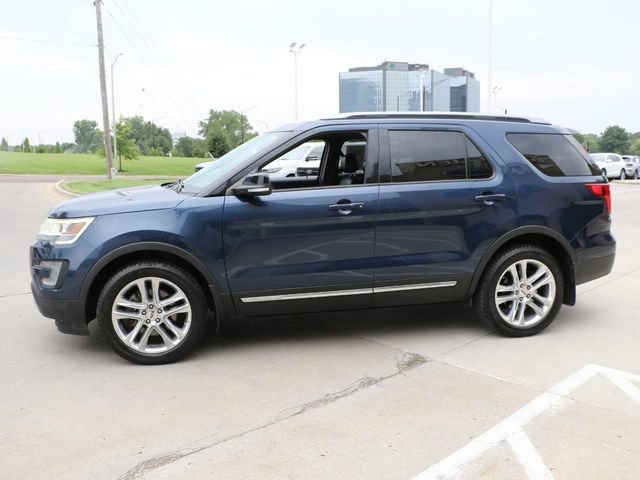 Used 2017 Ford Explorer XLT w/ Equipment Group 202A AWD/4WD image 4