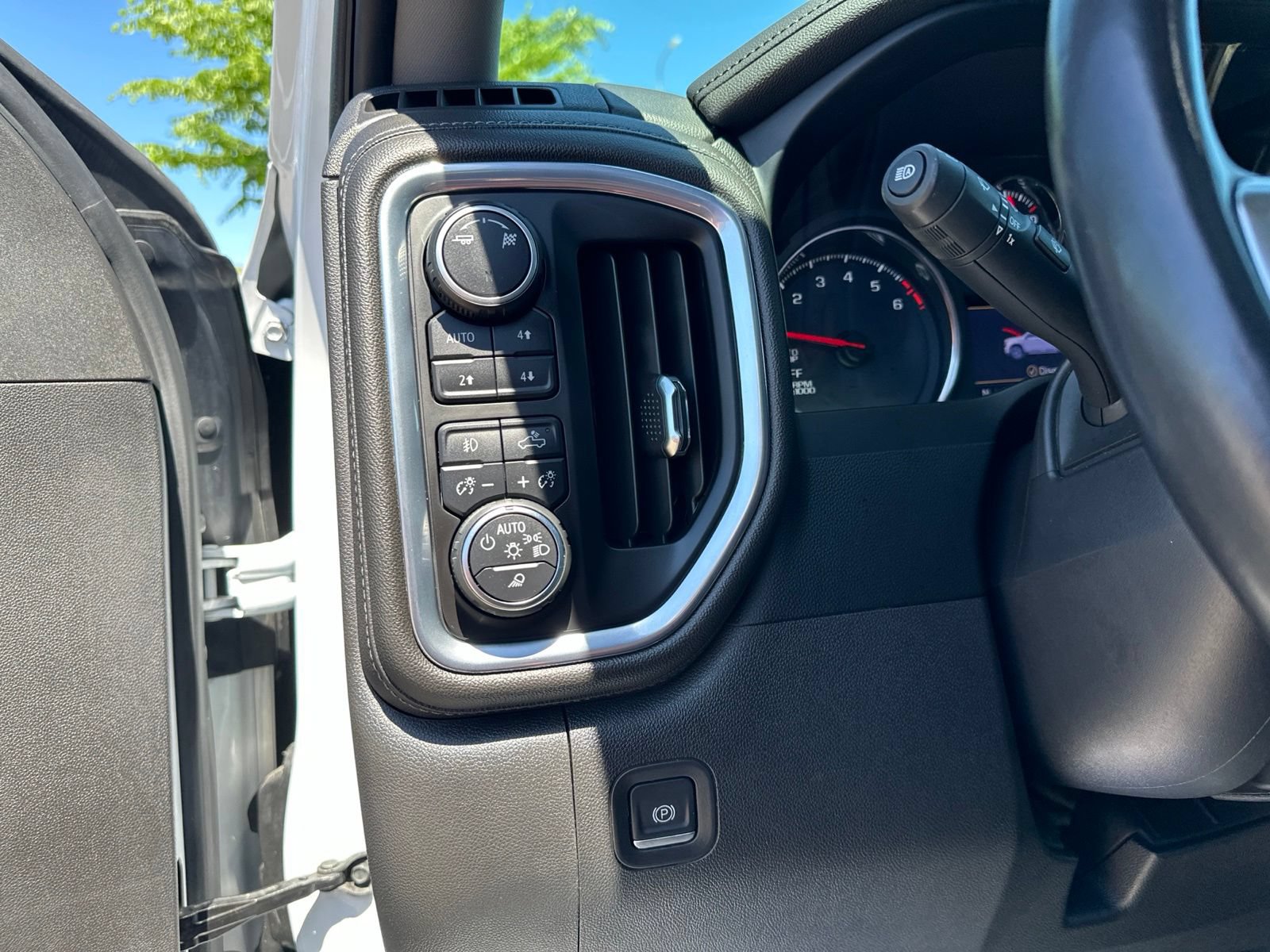 Used 2019 Chevrolet Silverado 1500 LTZ w/ LTZ Premium Package AWD/4WD image 17