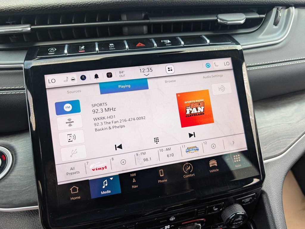 Used 2024 Jeep Grand Cherokee Limited image 23