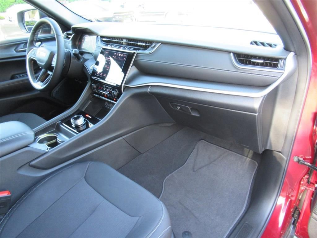 Used 2025 Jeep Grand Cherokee L Laredo w/ Luxury Tech Group I image 11