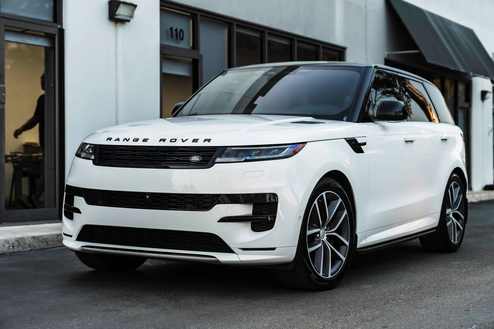 Used 2023 Land Rover Range Rover Sport SE Dynamic AWD/4WD image 3