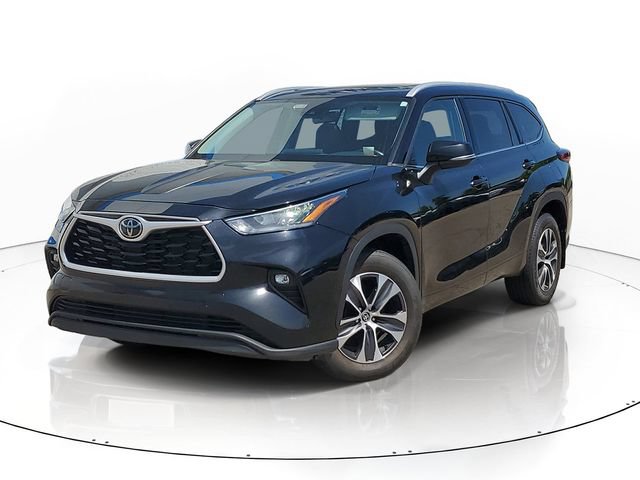 Used 2022 Toyota Highlander XLE AWD/4WD image 1