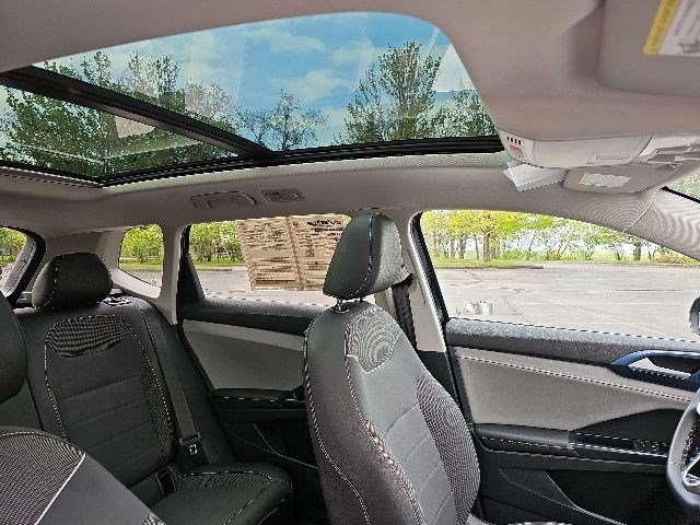Used 2024 Volkswagen Taos SE AWD/4WD image 13
