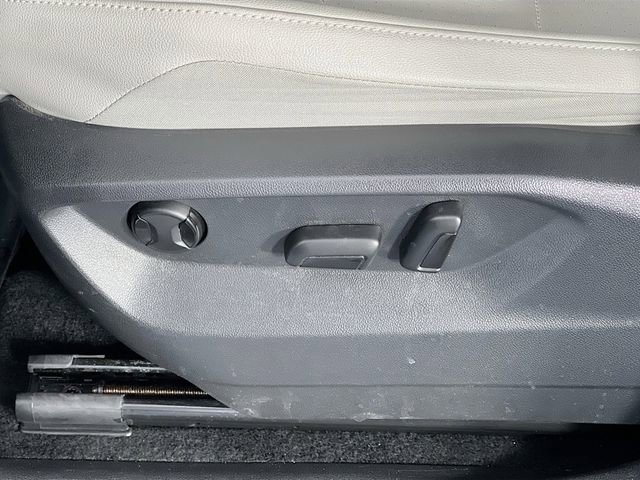 Used 2020 Volkswagen Tiguan SE w/ Panoramic Sunroof Package image 12