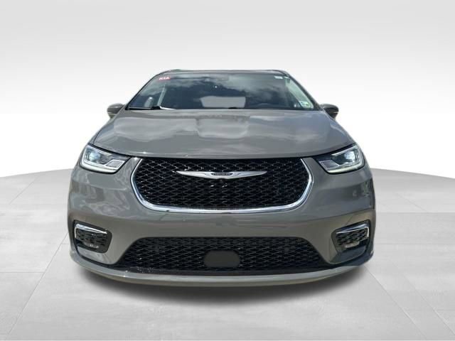 Used 2022 Chrysler Pacifica Touring-L w/ Uconnect Theater Family Group image 3