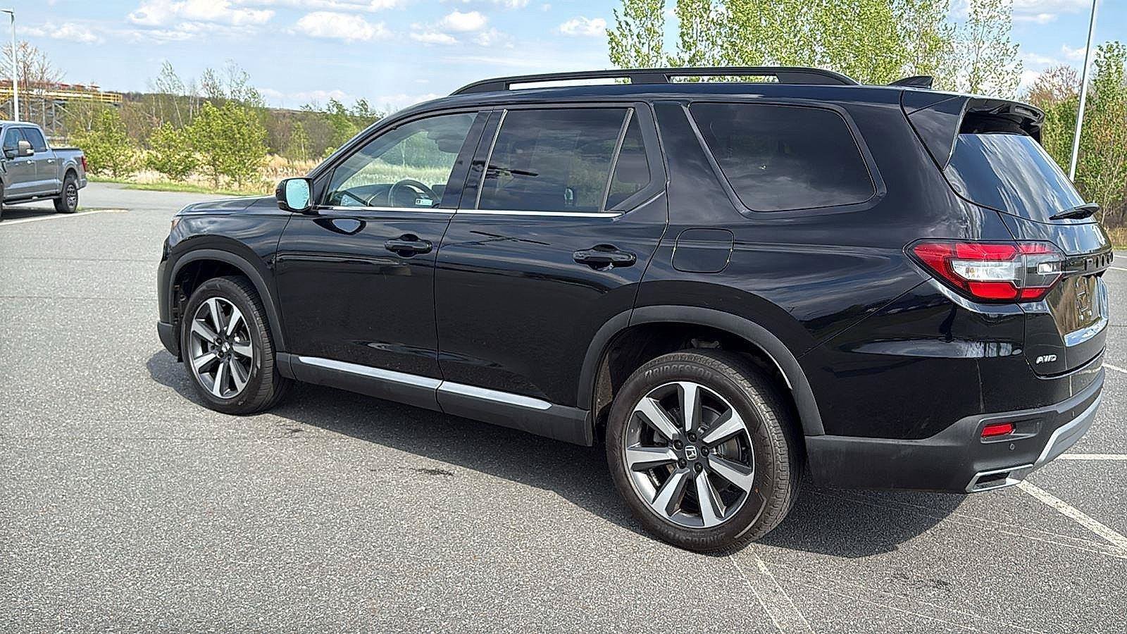 Certified 2025 Honda Pilot Touring image 9
