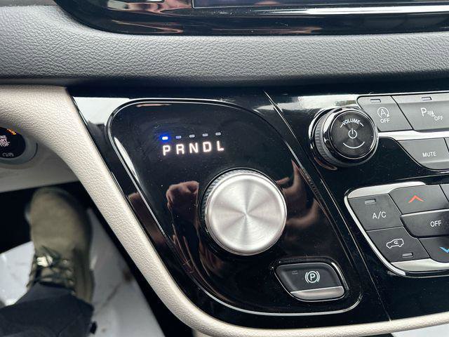 Certified 2024 Chrysler Pacifica Touring-L image 21