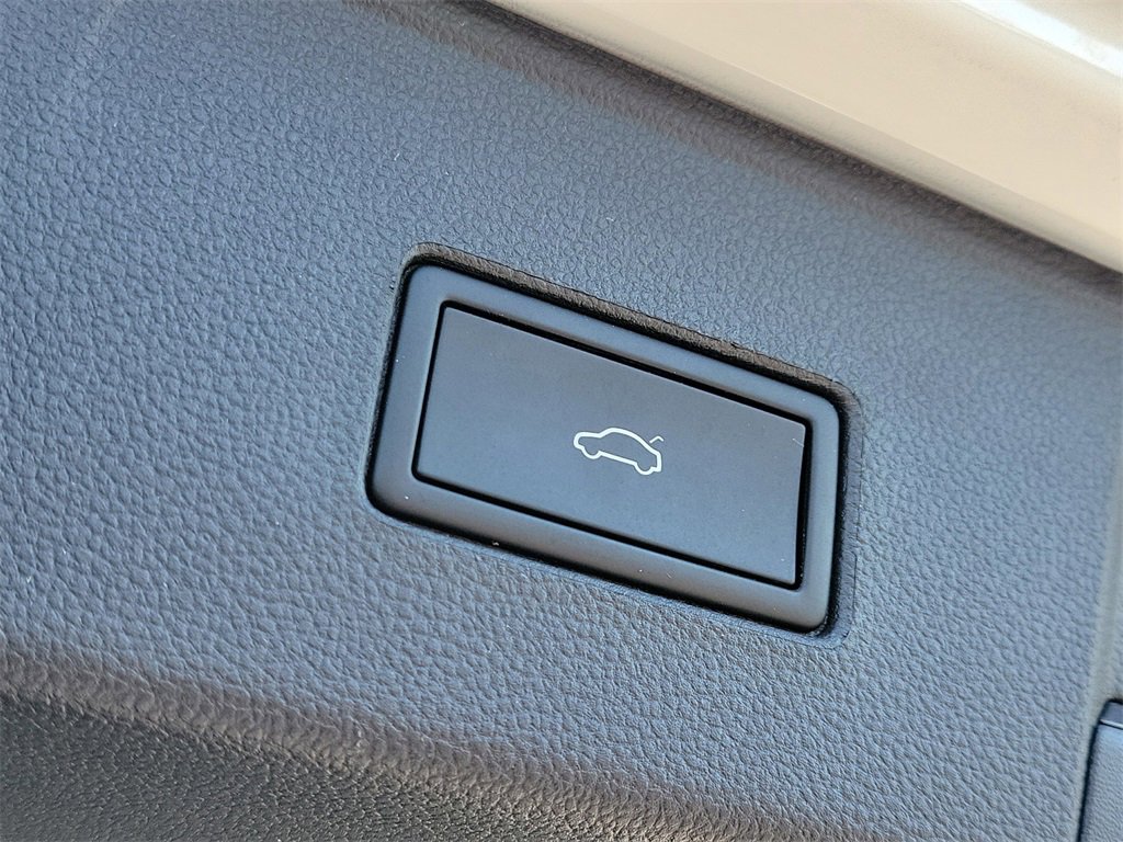 Used 2022 Volkswagen Atlas SE w/ Panoramic Sunroof Package image 8