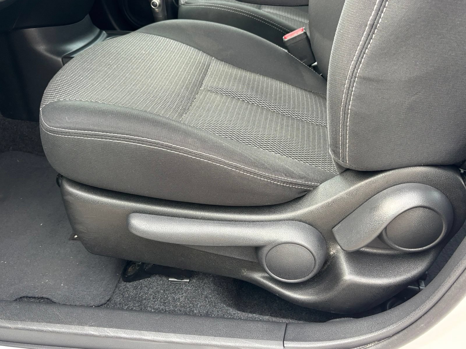 Used 2015 Nissan Versa SV FWD image 15