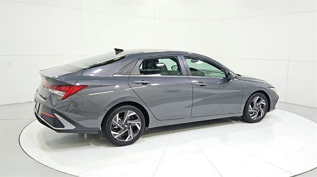 Used 2025 Hyundai Elantra SEL FWD image 8
