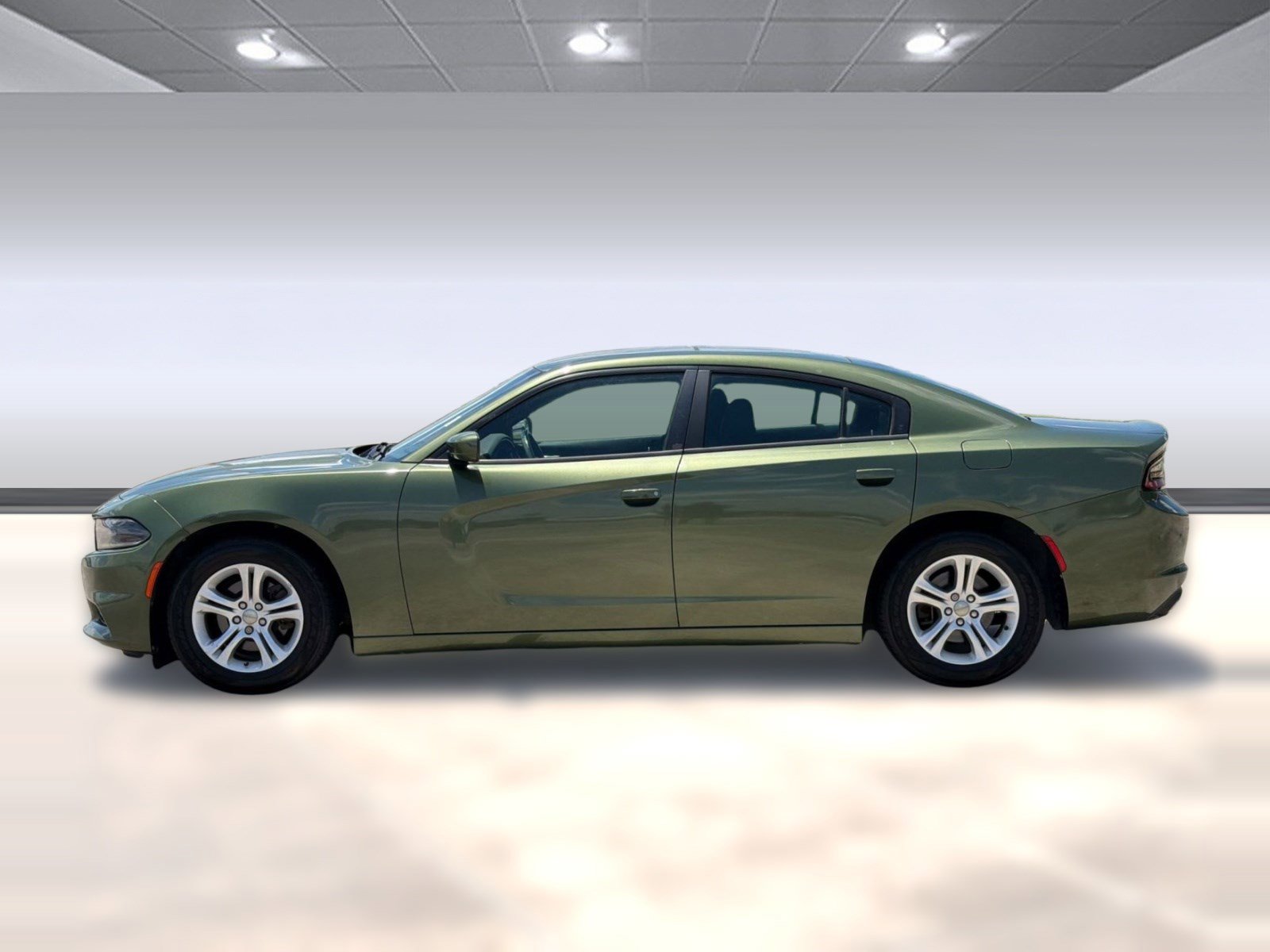 Used 2019 Dodge Charger SXT RWD image 2