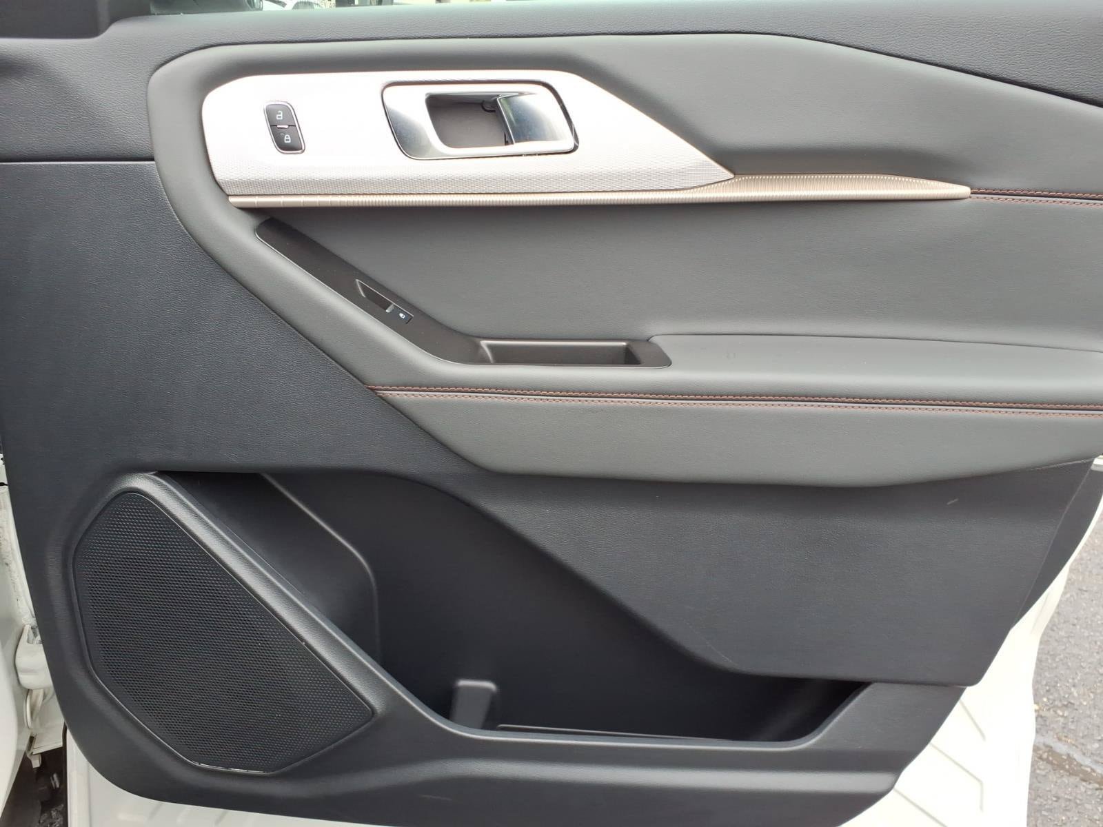 Used 2025 Ford Explorer Active AWD/4WD image 9