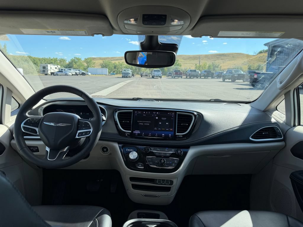 Used 2023 Chrysler Pacifica Touring-L FWD image 19