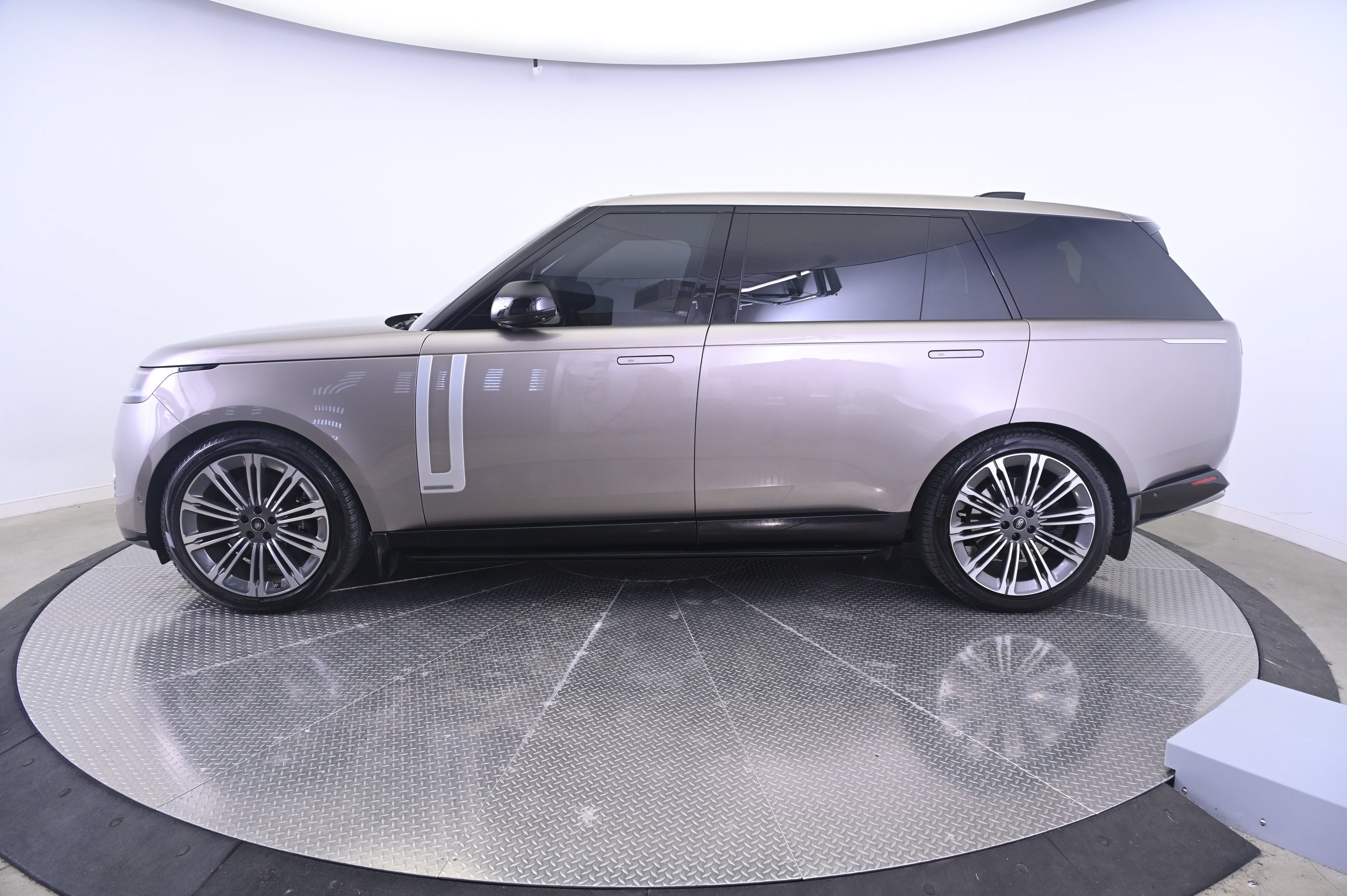 Used 2023 Land Rover Range Rover Long Wheelbase Autobiography AWD/4WD image 2