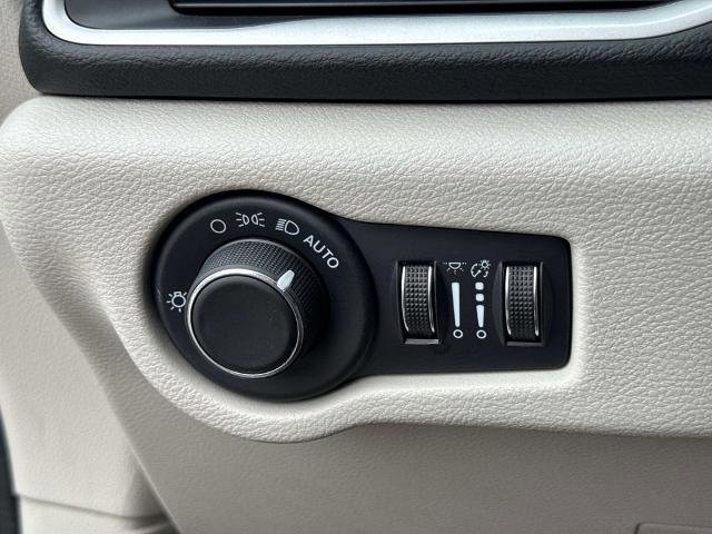 Used 2023 Chrysler Voyager LX image 31