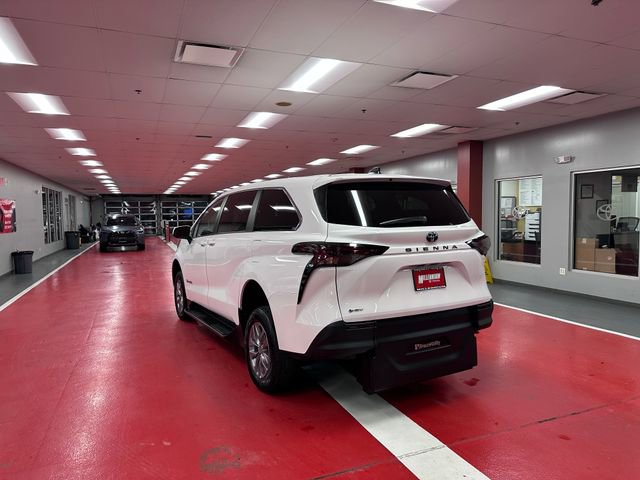 Used 2026 Toyota Sienna LE image 6