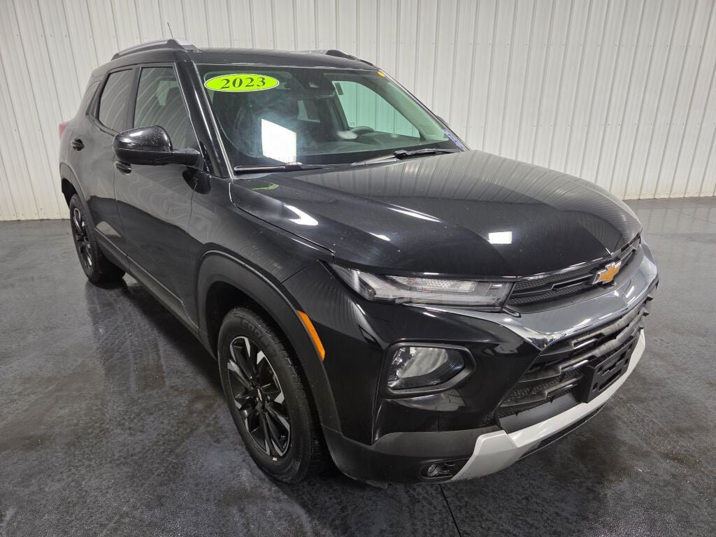 Used 2023 Chevrolet TrailBlazer LT w/ Convenience Package AWD/4WD image 2