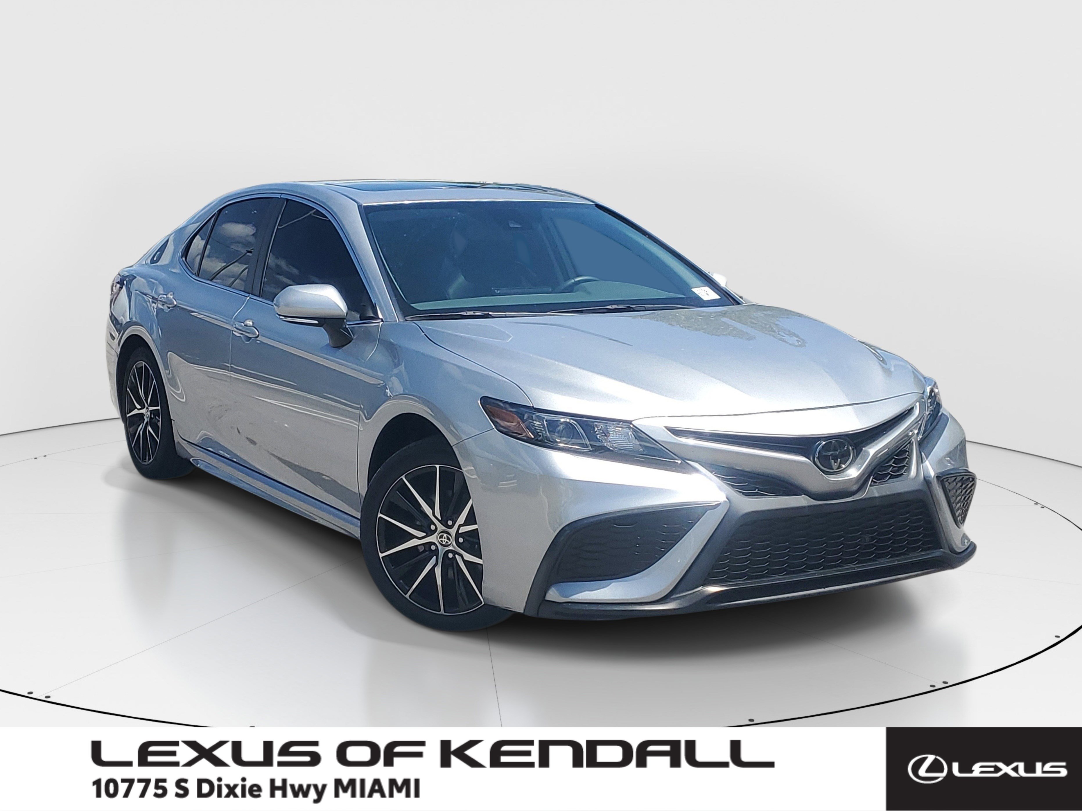 Used 2024 Toyota Camry SE w/ Convenience Package FWD image 1