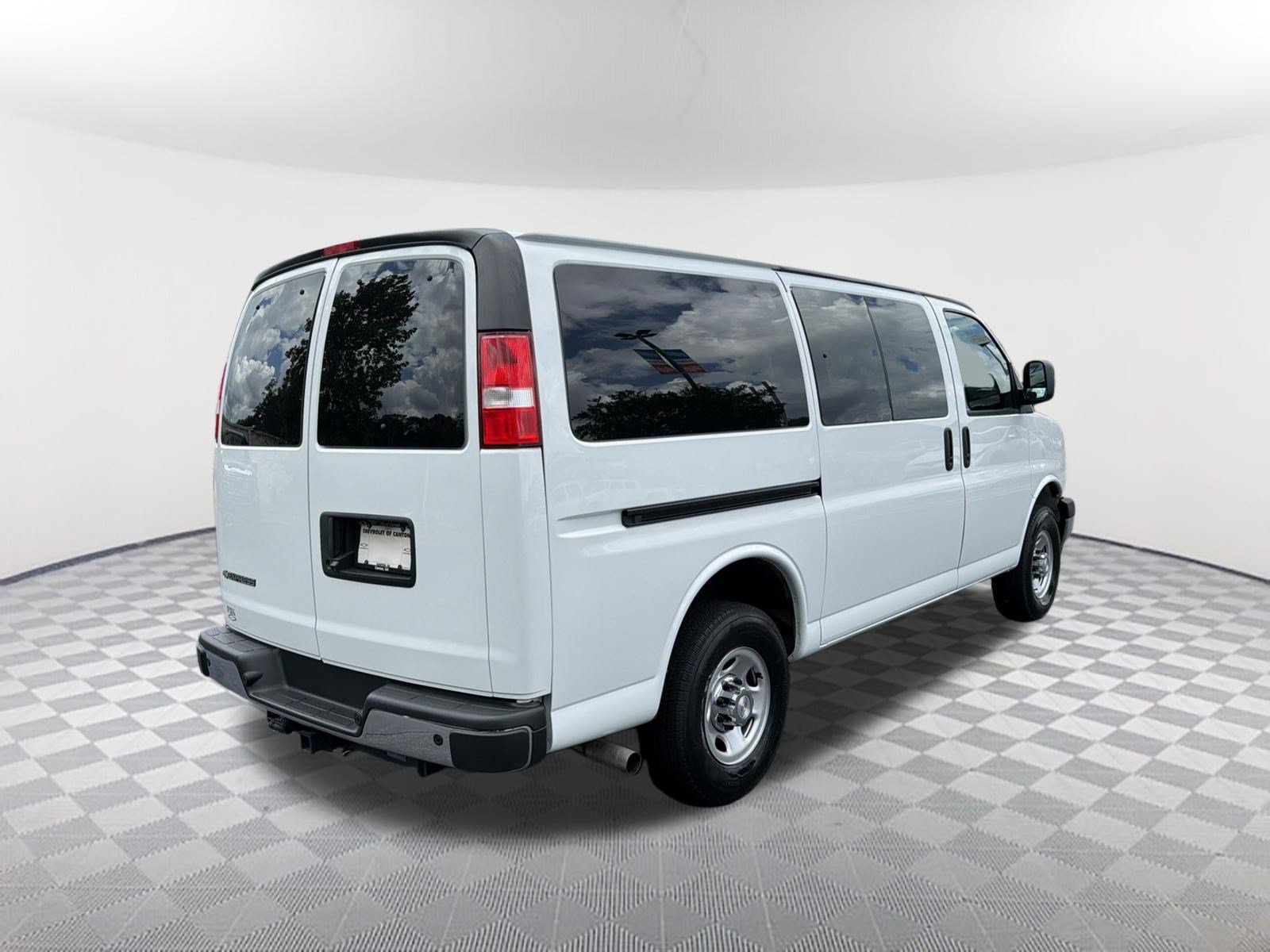 Used 2022 Chevrolet Express 2500 LT RWD image 5