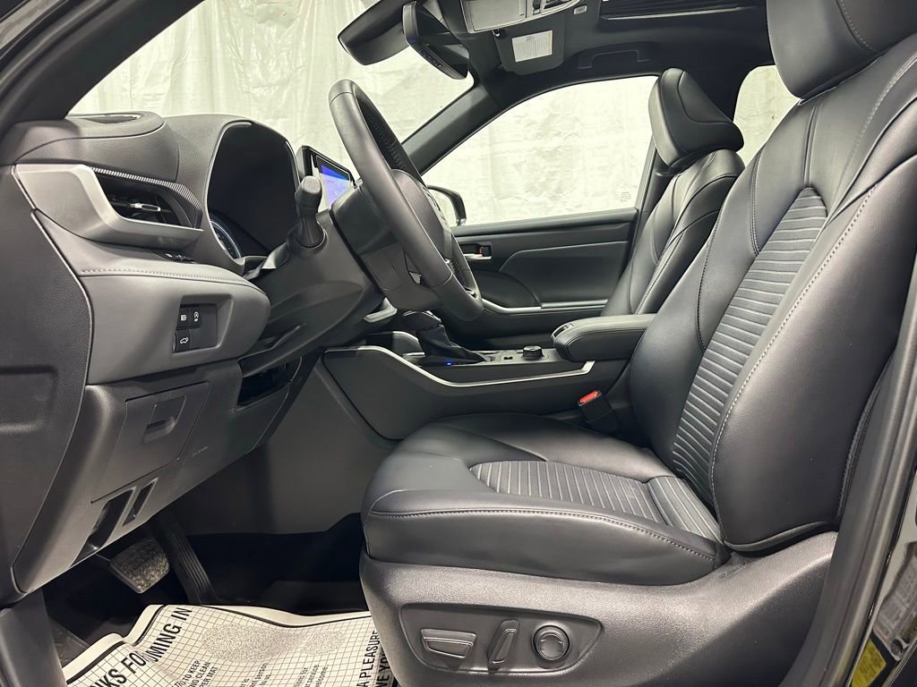 Used 2025 Toyota Highlander XSE AWD/4WD image 14