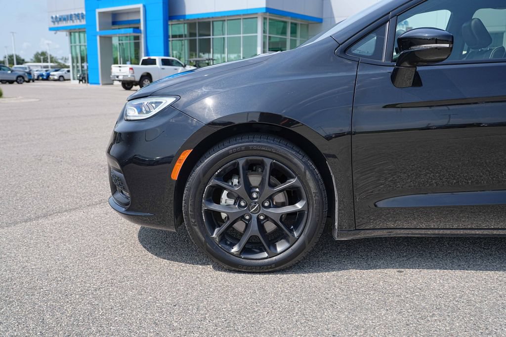 Used 2025 Chrysler Pacifica Limited FWD image 11