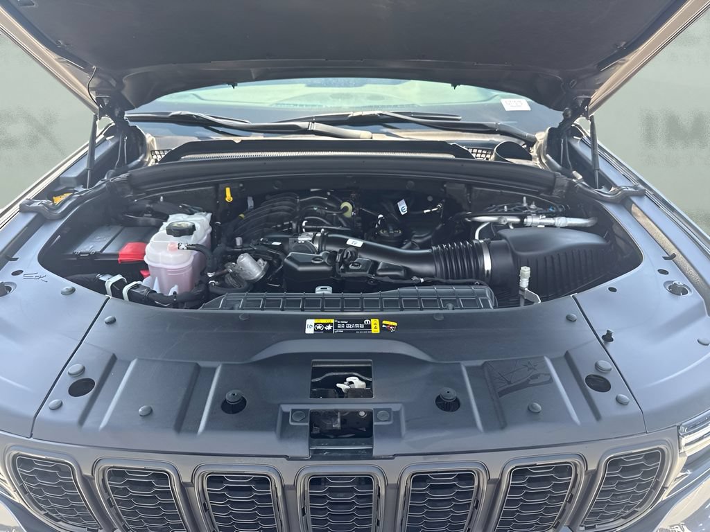 Used 2025 Jeep Grand Cherokee L Limited w/ Black Appearance Package AWD/4WD image 27