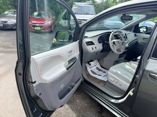 Used 2014 Toyota Sienna LE AWD/4WD image 14