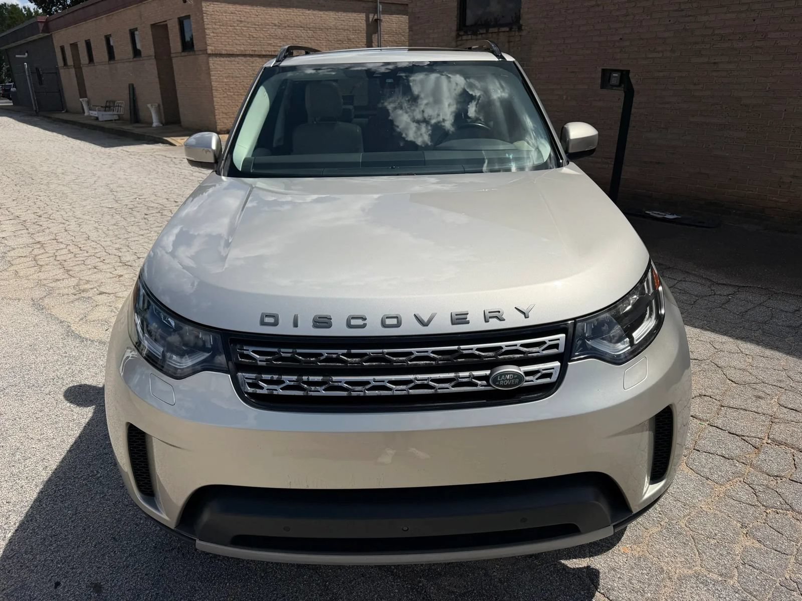 Used 2017 Land Rover Discovery HSE AWD/4WD image 3
