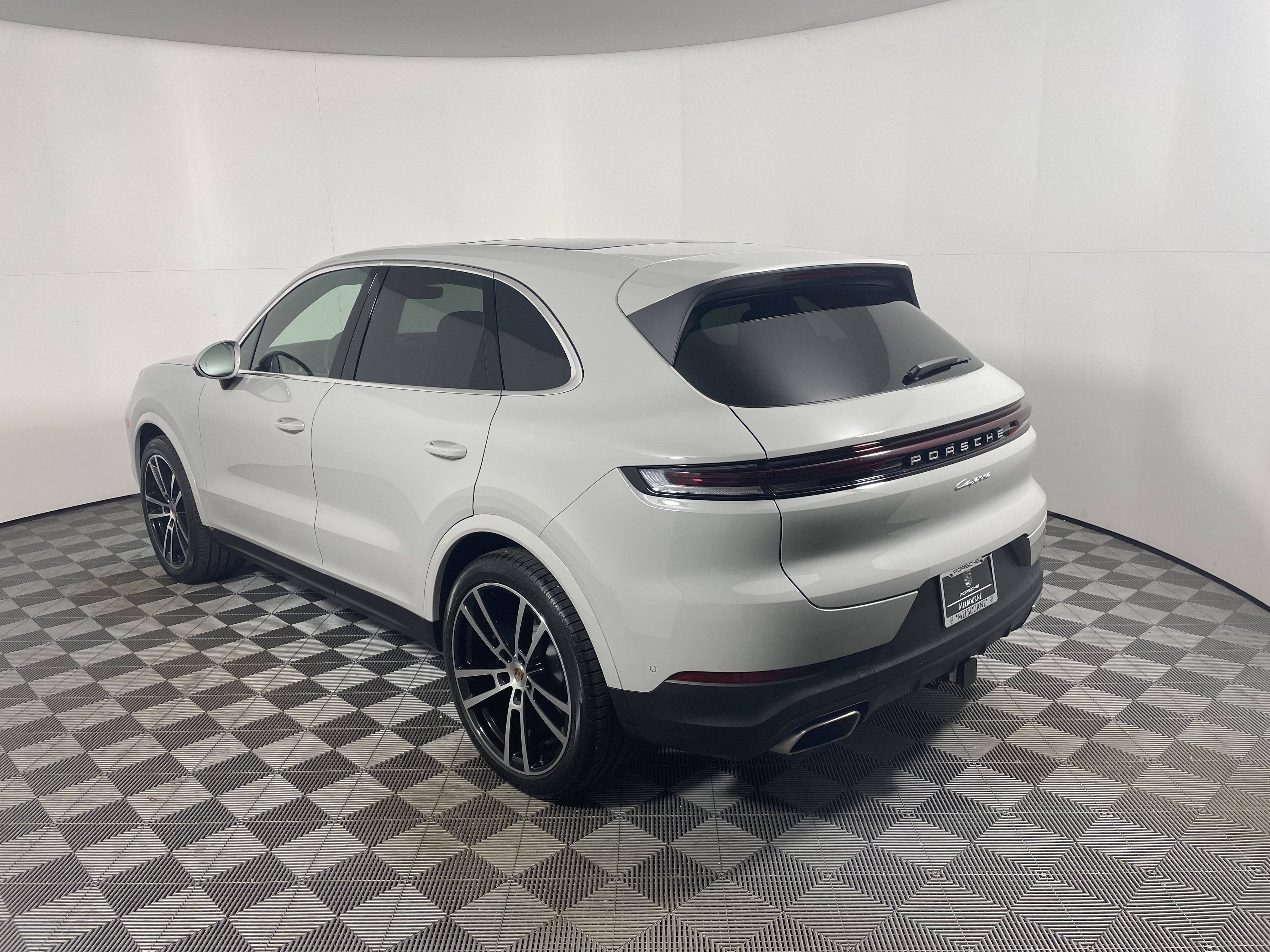 Used 2025 Porsche Cayenne image 3