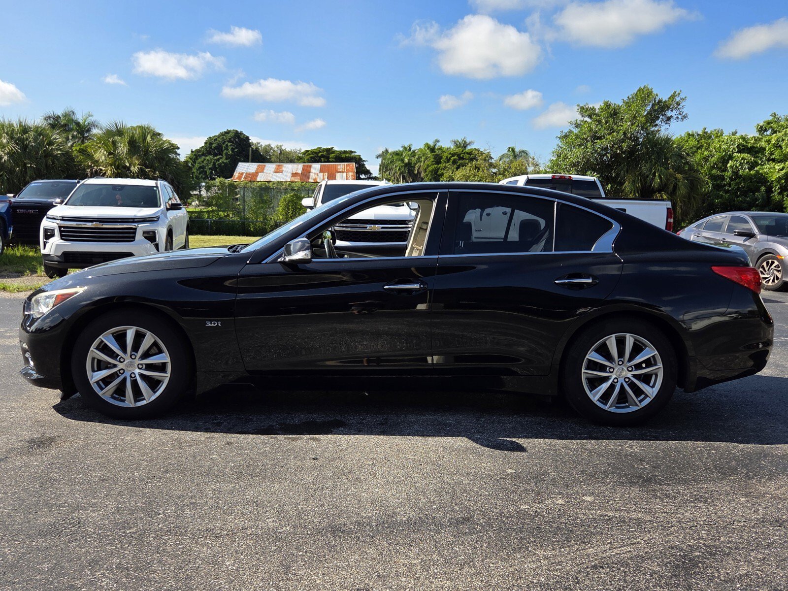 Used 2017 INFINITI Q50 3.0t Premium w/ 3.0T Premium Plus Package RWD image 2