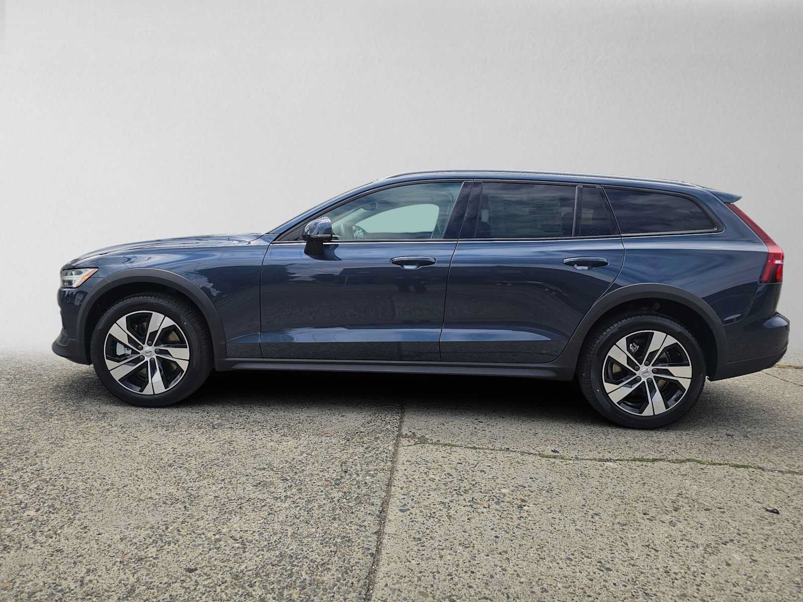 New 2026 Volvo V60 B5 Cross Country Plus w/ Climate Package AWD/4WD image 6