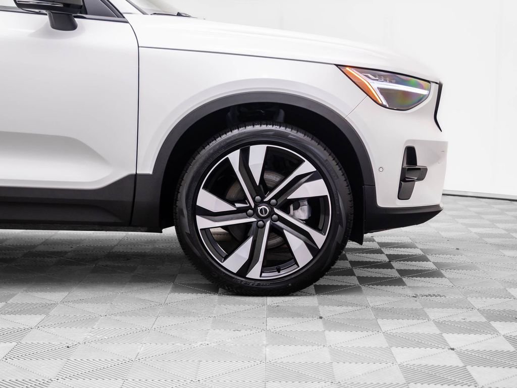 Used 2025 Volvo XC40 B5 Plus image 33