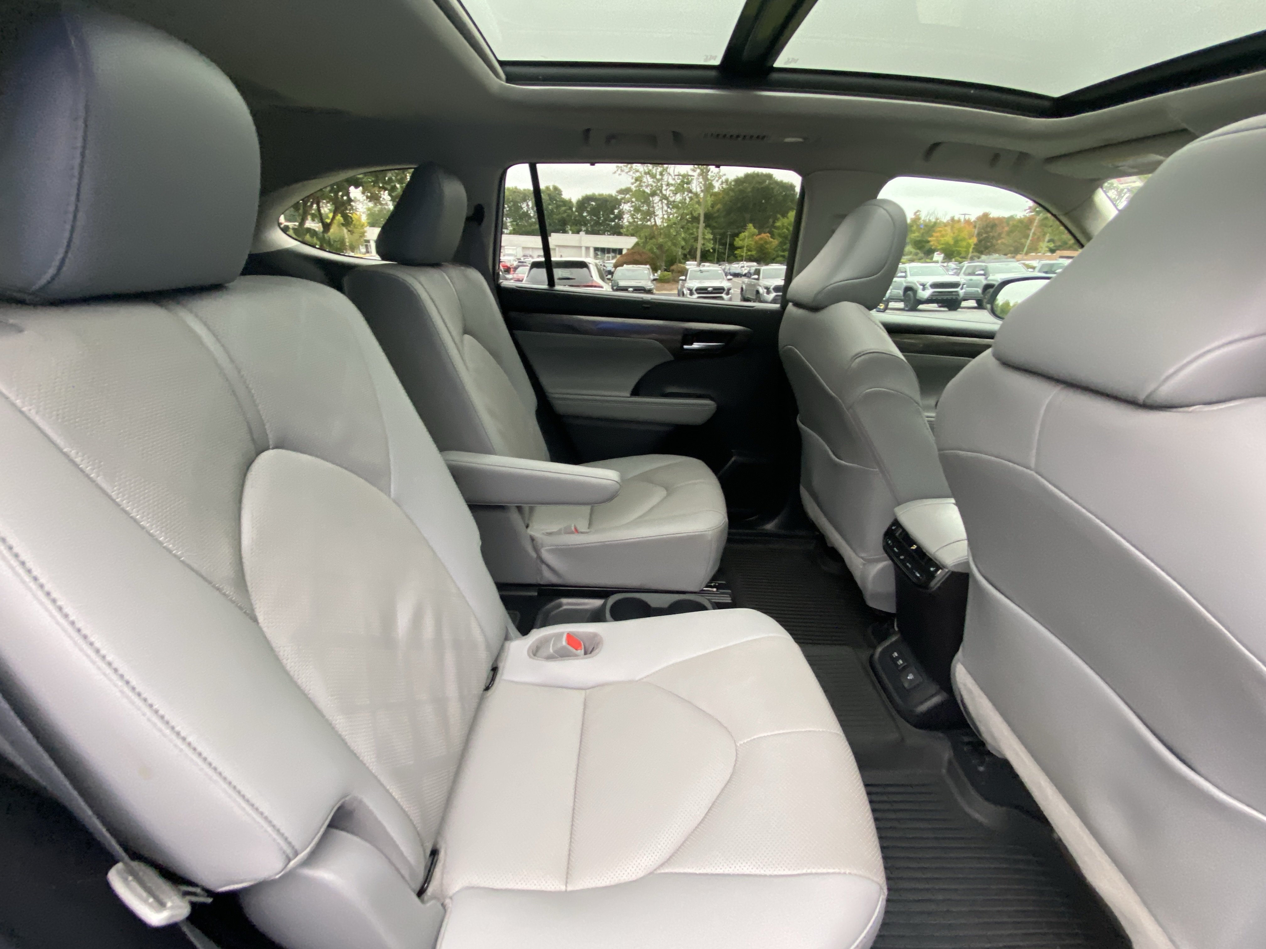 Certified 2021 Toyota Highlander Platinum AWD/4WD image 38