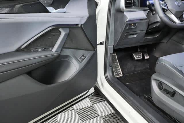 New 2026 Volkswagen Tiguan SE R-Line FWD image 9