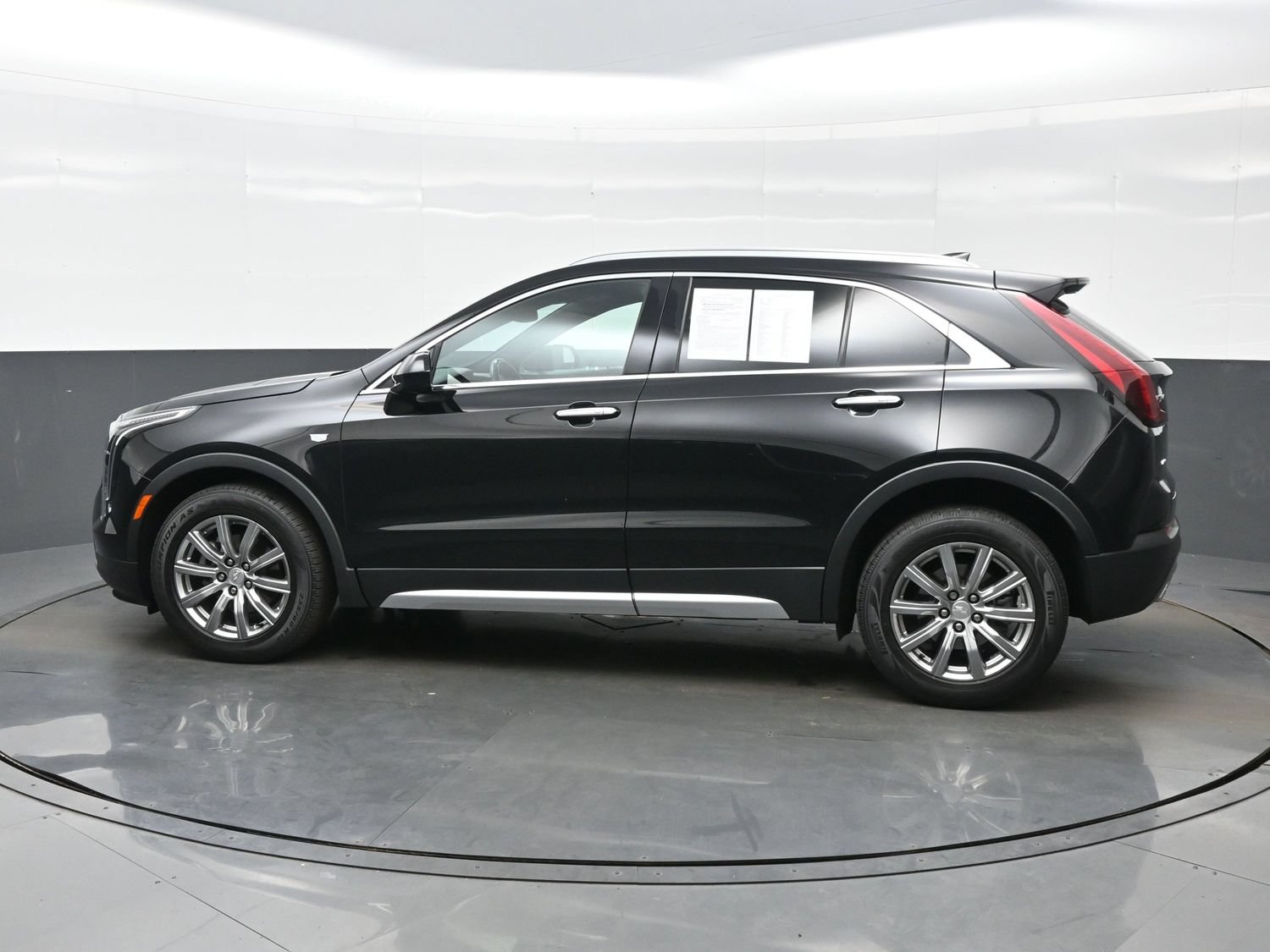 Used 2020 Cadillac XT4 Premium Luxury w/ Technology Package AWD/4WD image 3