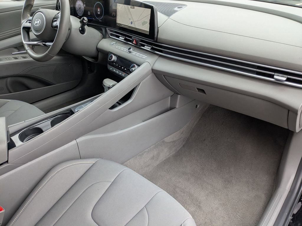 Used 2025 Hyundai Elantra SEL image 32