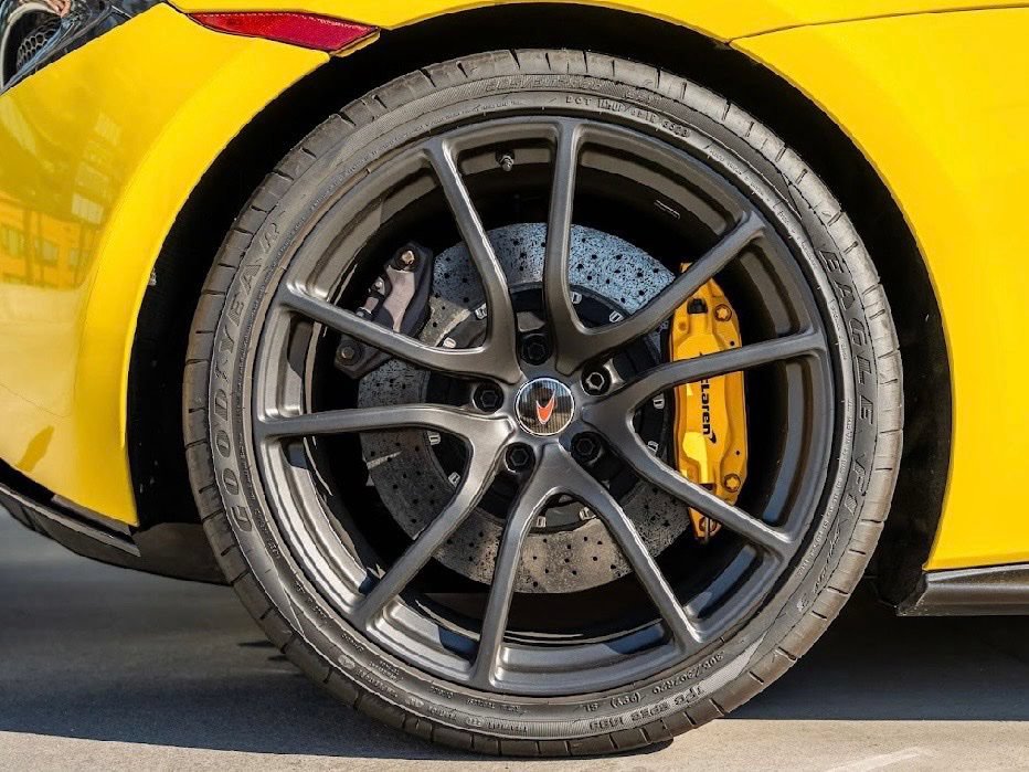 Used 2018 McLaren 570S Coupe RWD image 25