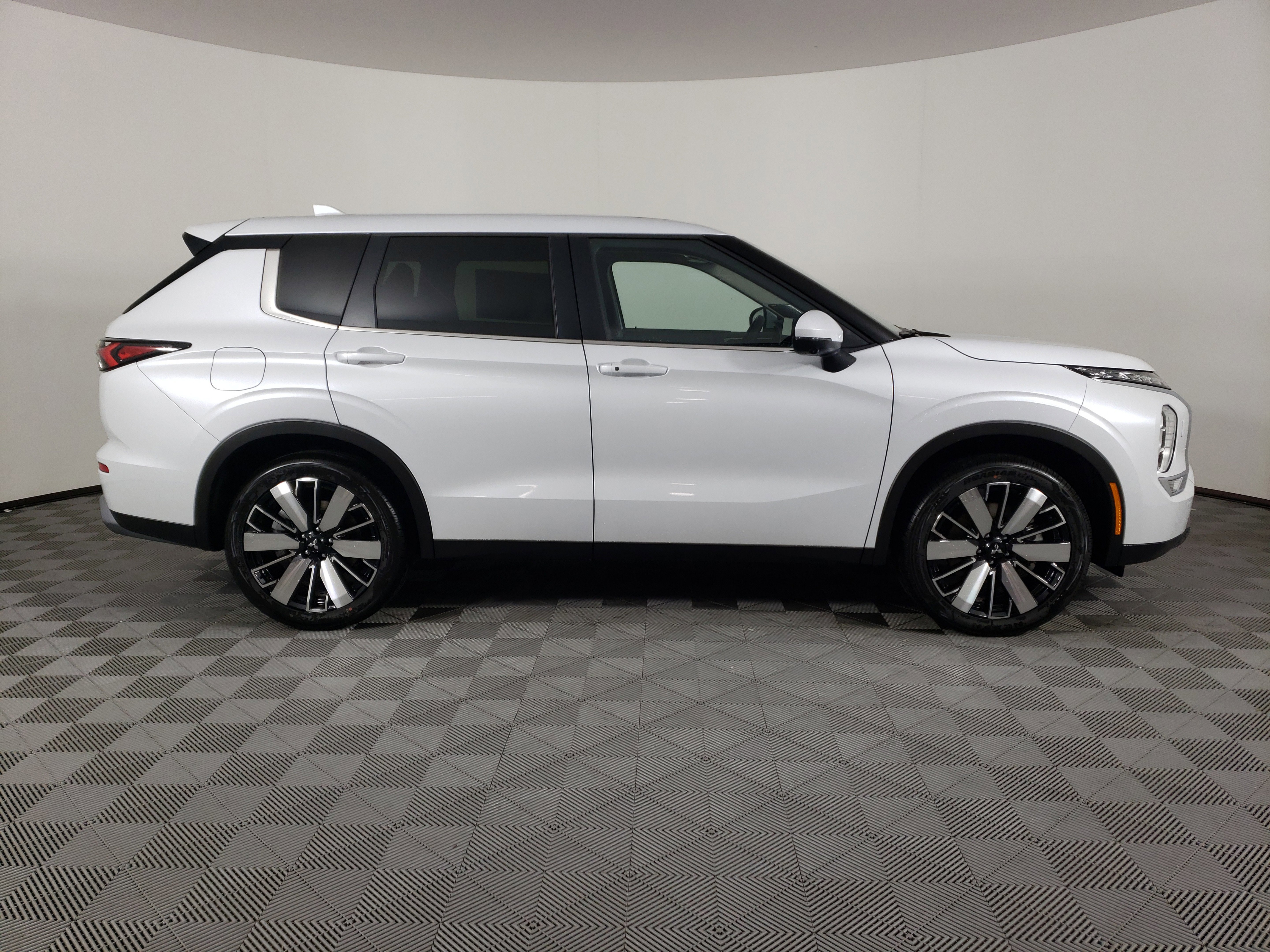 New 2025 Mitsubishi Outlander SE image 27
