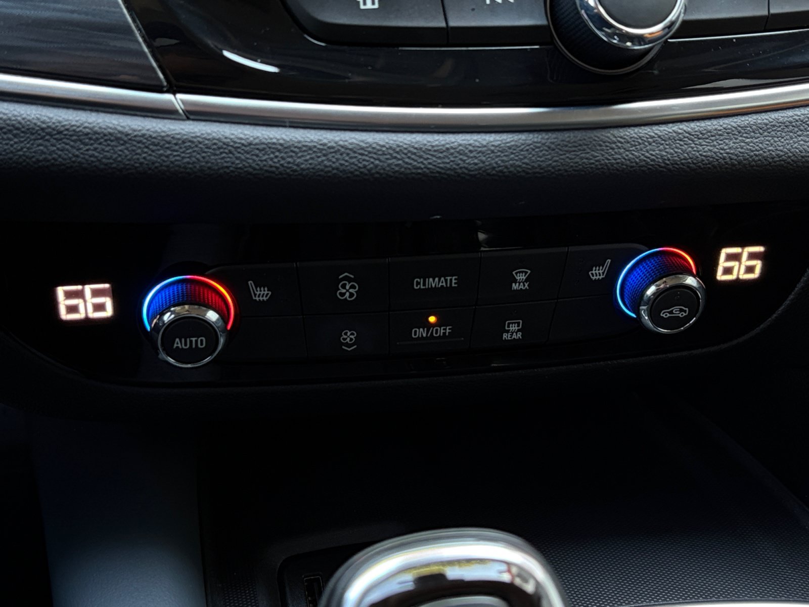 Used 2019 Buick Enclave Essence FWD image 18