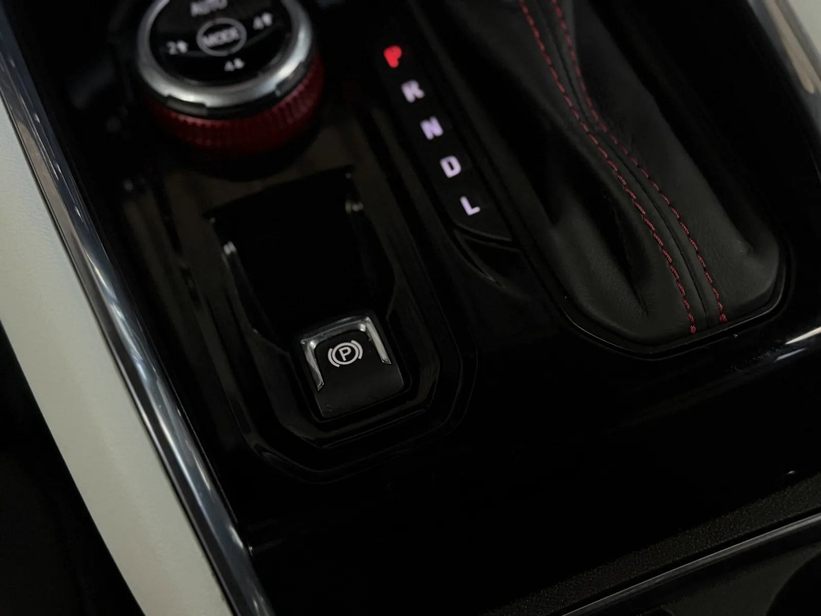 Used 2025 GMC Canyon AT4 w/ AT4X Package image 37