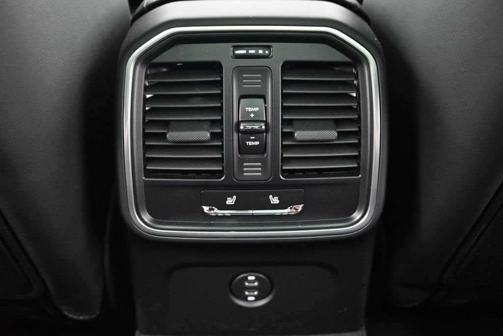 Certified 2025 Porsche Macan AWD/4WD image 8