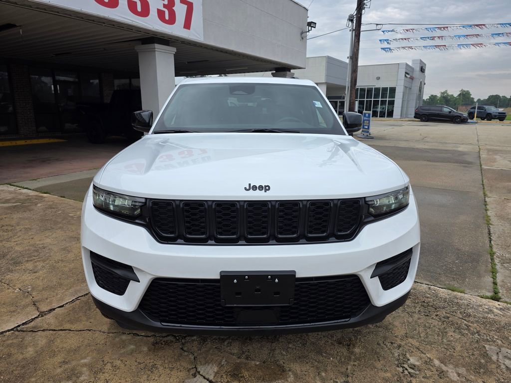 Used 2025 Jeep Grand Cherokee Altitude AWD/4WD image 10