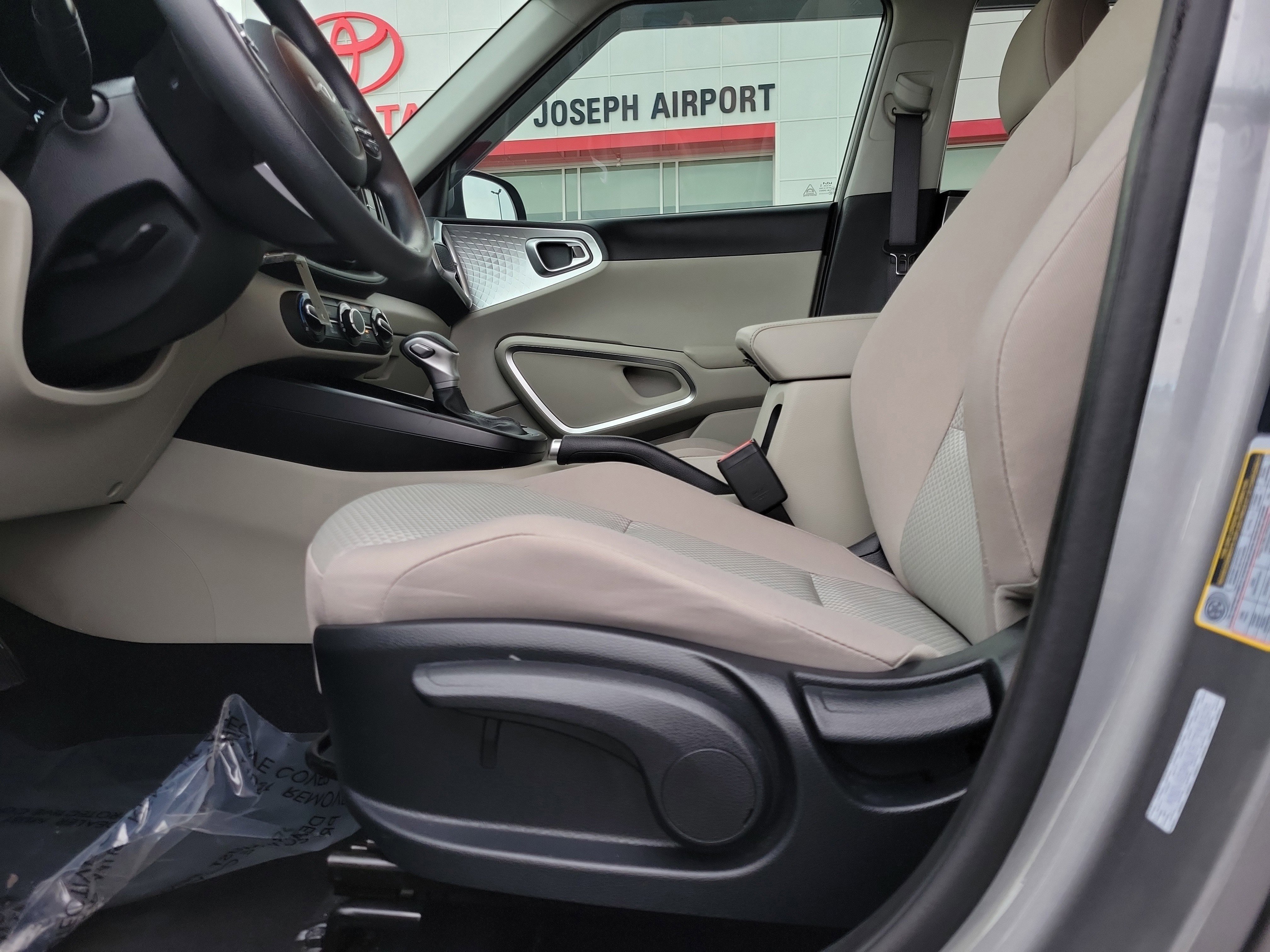 Used 2025 Kia Soul LX image 16