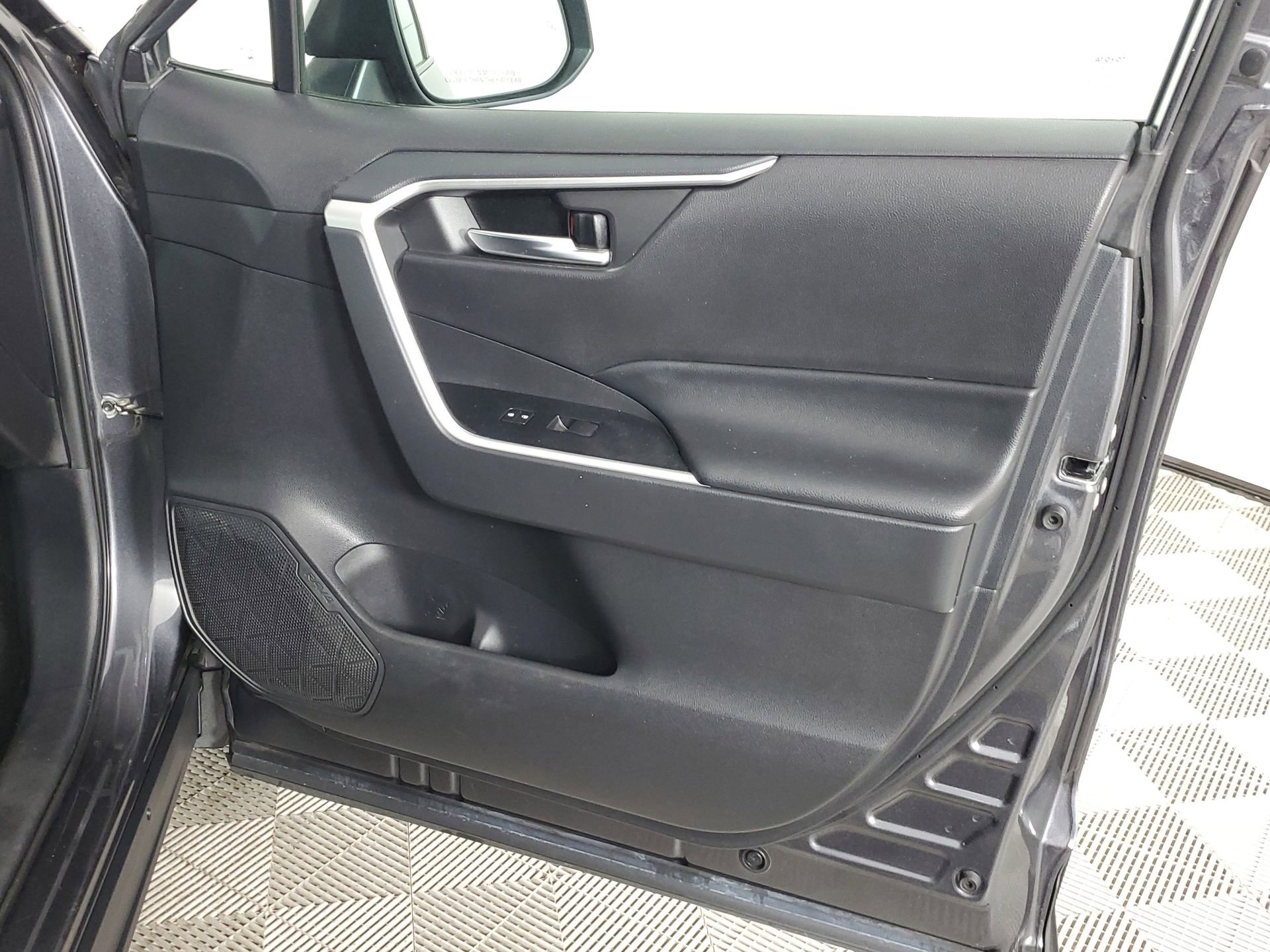 Used 2021 Toyota RAV4 XLE w/ Convenience Package image 25