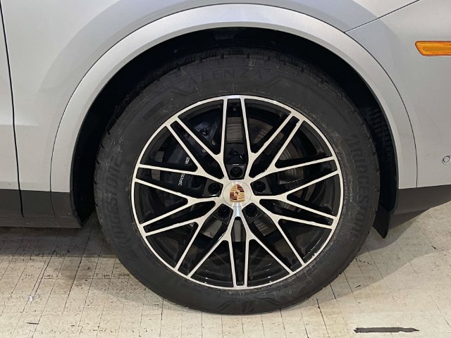 Certified 2025 Porsche Cayenne Coupe AWD/4WD image 11