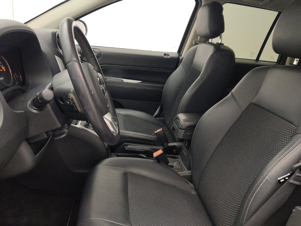 Used 2017 Jeep Compass Latitude FWD image 17